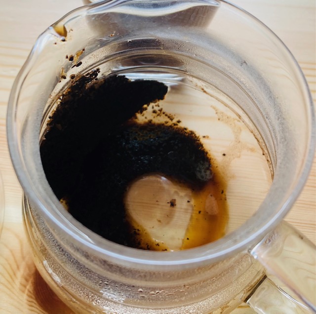4分後、浮いている粉をスプーンで取り除く。
茶こしで漉しながらカップに注ぐ。